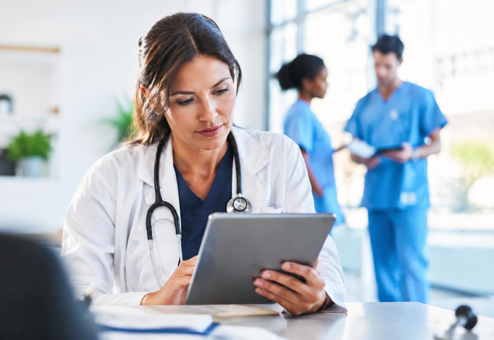 Tablet ekranını inceleyen doktor
